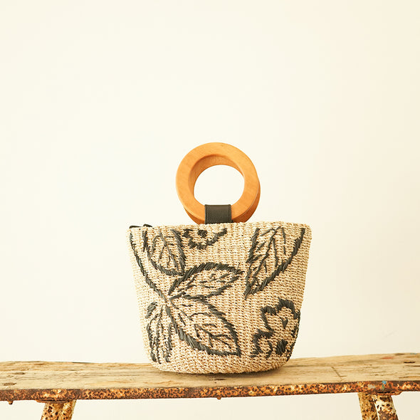 ウッドハンドル　刺繍バックWood handle mini basket with embroidery
